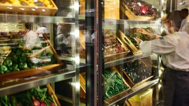 SousChefinthekitchenstockingfridgeswithfreshproduce
